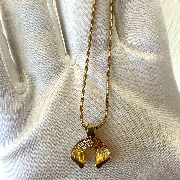 Christian Dior Crystal Bow Necklace - Picture 5 of 7